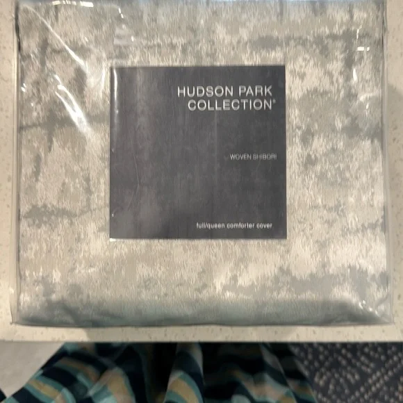 Hudson Park Collection  Comforter Luxurious Bedding Set - Picture 7 of 8